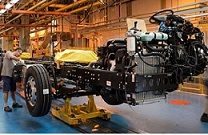 Imagem da notícia "Mercedes anuncia investimento e paralisação de fábricas"