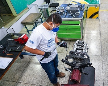 Imagem da notícia "Brasil precisa formar 77 mil técnicos industriais só em 2023"