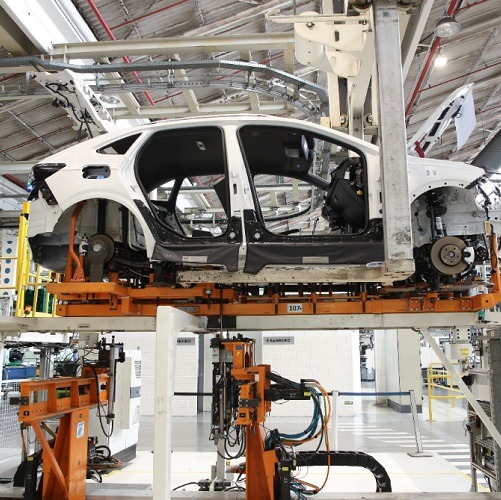 Imagem da notícia "Falta de peças obriga Volks a paralisar 3 fábricas no País"