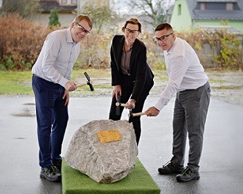 Imagem da notícia "Pedra fundamental da nova fábrica da Dormer Pramet é lançada"
