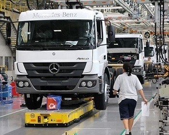 Imagem da notícia "Mercedes-Benz corta um turno de trabalho no ABC"