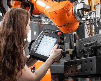 Imagem da notícia "Novo software da Kuka facilita interação humanos e robôs"