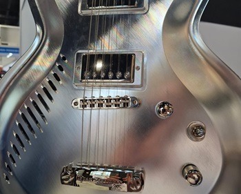 Imagem da notícia "Okuma, Iscar e Mastercam expõem guitarra 100% usinada na IMTS"