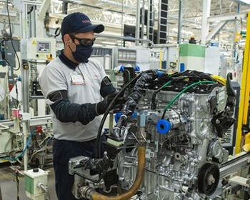 Imagem da notícia "Em galpão alugado, Toyota volta a produzir motores no Brasil"